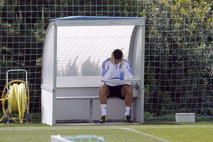Cristiano Ronaldo, pensativo durante el entrenamiento de ayer del Madrid en Valdebebas.