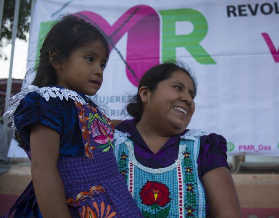 Una simpatizante del Partido de Mujeres Revolucionarias en Tlacolula.