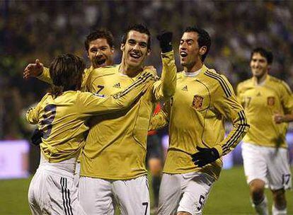 Los jugadores de la selección celebran el tanto de Silva.