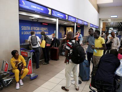 Pasajeros esperan para embarcar en el aeropuerto internacional O.R. Tambo de Sudáfrica, el 20 de marzo de 2020.