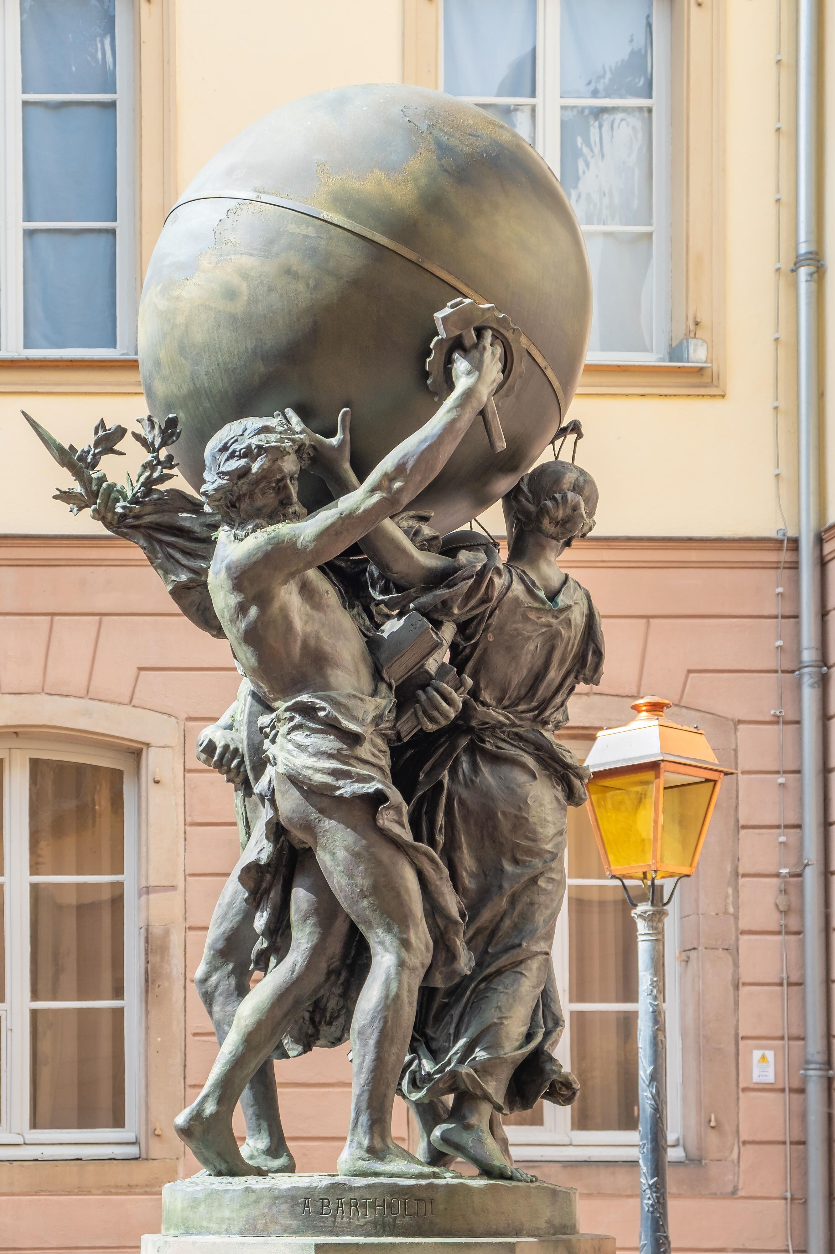 Escultura de bronce de Frederic Auguste Bartholdi junto al museo homónimo en Colmar.