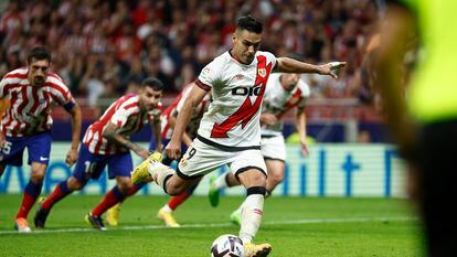 Falcao lanza el penalti que ha significado el gol del empate en el Atlético de Madrid - Rayo Vallecano de la décima jornada de la Liga, en el Metropolitano este martes.