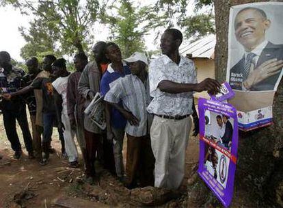 Vecinos de Kogelo, el pueblo keniano en el que reside la abuela paterna de Obama, participan en una votación simbólica.