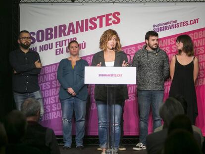 Elisenda Alamany, acompanyada de simpatitzants, en un moment de l'acte.