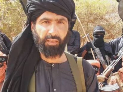 Abu Adnan Walid al Saharaui, en el momento de jurar lealtad al Estado Islámico en 2015, en un vídeo propagandístico.