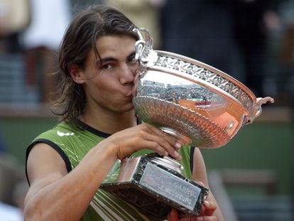 Rafael Nadal besa el trofeo que lo acredita como vencedor del torneo Roland Garros 2005 de tenis, tras derrotar al argentino Mariano Puerta por 6-7, 6-3, 6-1, 7-5.