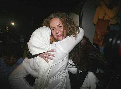 La senadora colombiana Piedad Córdoba abraza a uno de los familiares de los tres rehenes.