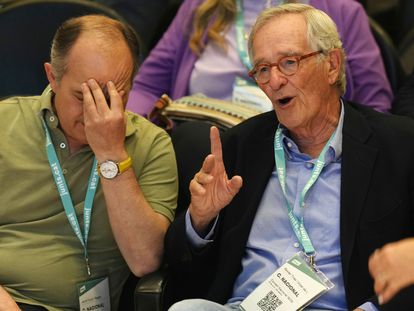 El concejal de Junts en Barcelona, Xavier Trias (d), junto al secretario general del partido, Jordi Turull, este domingo en el Consejo Nacional del partido en Barcelona.