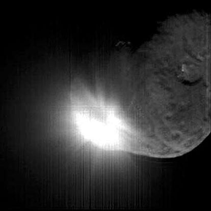 Destello en el núcleo del cometa Tempel 1, tras el impacto del proyectil de la nave <i>Deep Impact 1</i>.