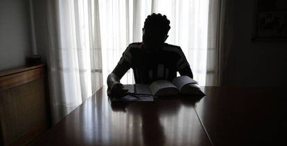 Una víctima de trata, estudiando en una casa de acogida de la ONG Proyecto Esperanza.