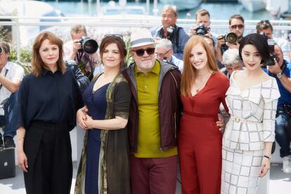 Los miembros del jurado Maren Ade, Agnes Jaoui, el presidente Pedro Almodóvar, Jessica Chastain y Fan Bingbing.