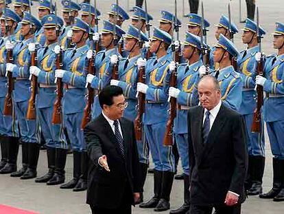 El rey Juan Carlos y el presidente chino, Hu Jintao, ayer en Pekín.