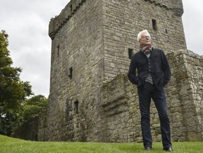 Ken Follet, en el castillo del Lago Leven, en Escocia. En el vídeo, la entrevista.