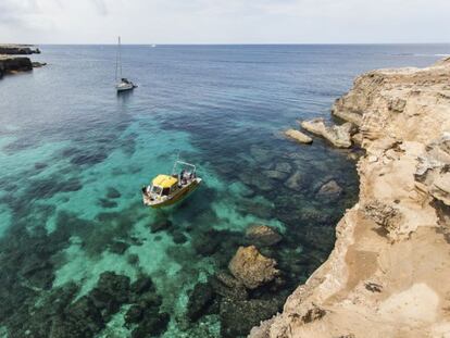 En las zonas más oscuras se encuentran las praderas de posidonia (Formentera).