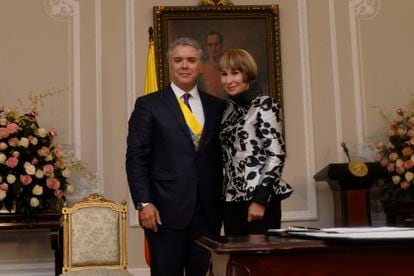 Iván Duque junto a Alicia Arango, la saliente ministra del Interior, el día de su posesión presidencial, el 7 de agosto 2018.