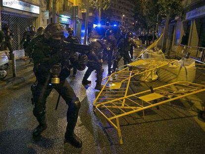 Dispositivo policial de Los Mossos durante el conflicto de Can Vies.