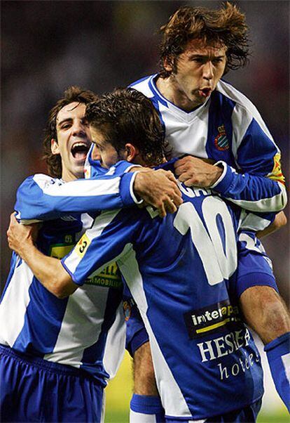 Los jugadores del Espanyol Raúl Tamudo, Luis García y Juanfran celebran el segundo gol contra el Mallorca.