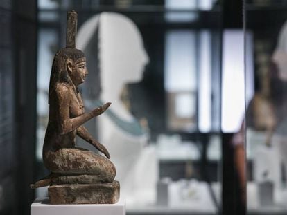 Estatua de madera la diosa Nefts, procedente de la colección de Magic Tom, en la muestra.
