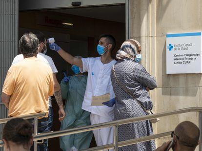 Un facultativo toma la temperatura a la entrada del ambulatorio de Prat de la Riba, en Lleida.