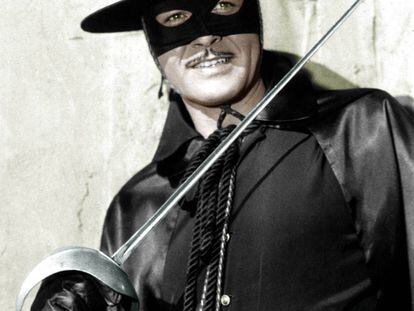 Guy Williams como El Zorro en la serie de Disney. 