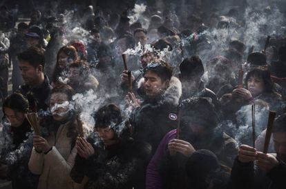 Devotos chinos participan en una ceremonia el primer día de su Año Nuevo (el del cerdo) en el templo Yonghegong, el 5 de febrero de 2019, en Pekín, China.