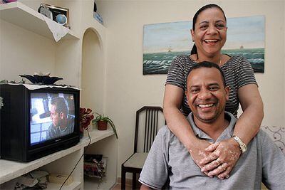 Rafael Tineo, con su esposa, María del Carmen, en su piso de Madrid el miércoles pasado.