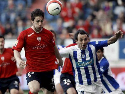 Quique Álvarez, a la derecha, pelea por el balón con Quique Sola.