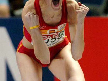 Ruth Beitia grita de alegría tras rebasar el listón a 1,99 metros.