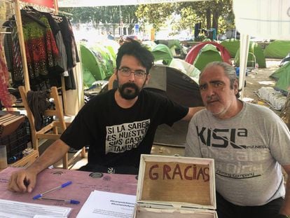 Miguel Carrera con un amigo en el campamento de personas sin hogar en el paseo del Prado 
