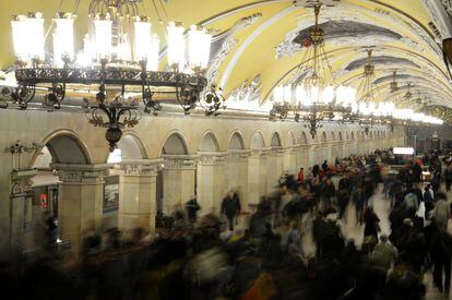 Tomar la línea Koltsevaya del Metro de Moscú (conocida también como la marrón, circular o número 5) es pasar por 12 opulentas estaciones construidas en la primera mitad de los años cincuenta del siglo XX, en el momento álgido de la arquitectura estalinista, con vocación de pequeños palacios subterráneos. La de Komsomólskaya luce techo barroco en amarillo claro, con mosaicos y flores, y apuntalado por 68 columnas de mármol blanco; en la de Novoslobódskaya brillan 32 vidrieras; la de Belorusskaya tiene techos blancos con grabados y mosaicos; la de Kíyevskaya, con sus mosaicos conmemorativos de la unión entre Rusia y Ucrania, abrió ya bajo mandato de Kruschev. El billete de un viaje cuesta 55 rublos (0,70 euros). En la imagen, la estación de metro de Komsomolskaya, de la línea Koltsevaya, abierta en 1952. Más información: <a href="http://mosmetro.ru/" target="_blank">mosmetro.ru/</a>