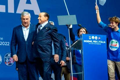 Silvio Berlusconi, líder de Forza Italia, es ayudado por Antonio Tajani, miembro de su partido, este jueves en Roma.