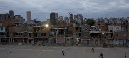 Vista del poblado  Villa 31, en Buenos Aires, ejemplo del  alto nivel de pobreza que sufre Argentina.