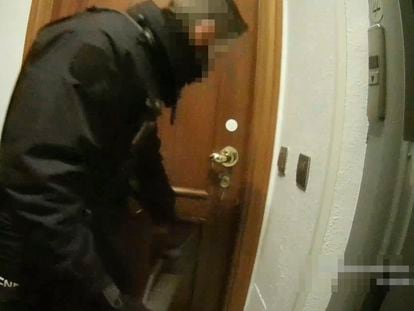 Captura de un vídeo en el que se ve a un agente de policía golpear con un ariete la puerta del piso de la calle Lagasca, en Madrid, en el que se celebraba una fiesta ilegal el pasado 21 de marzo.