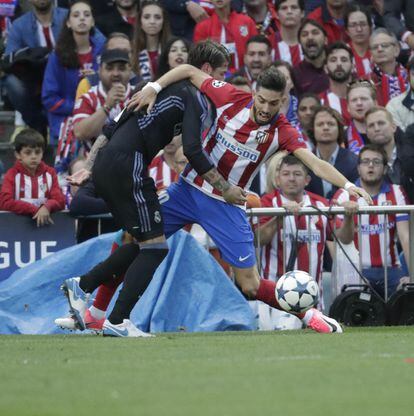 Carrasco, jugador del Atlético de Madrid, es agarrado por Sergio Ramos.
