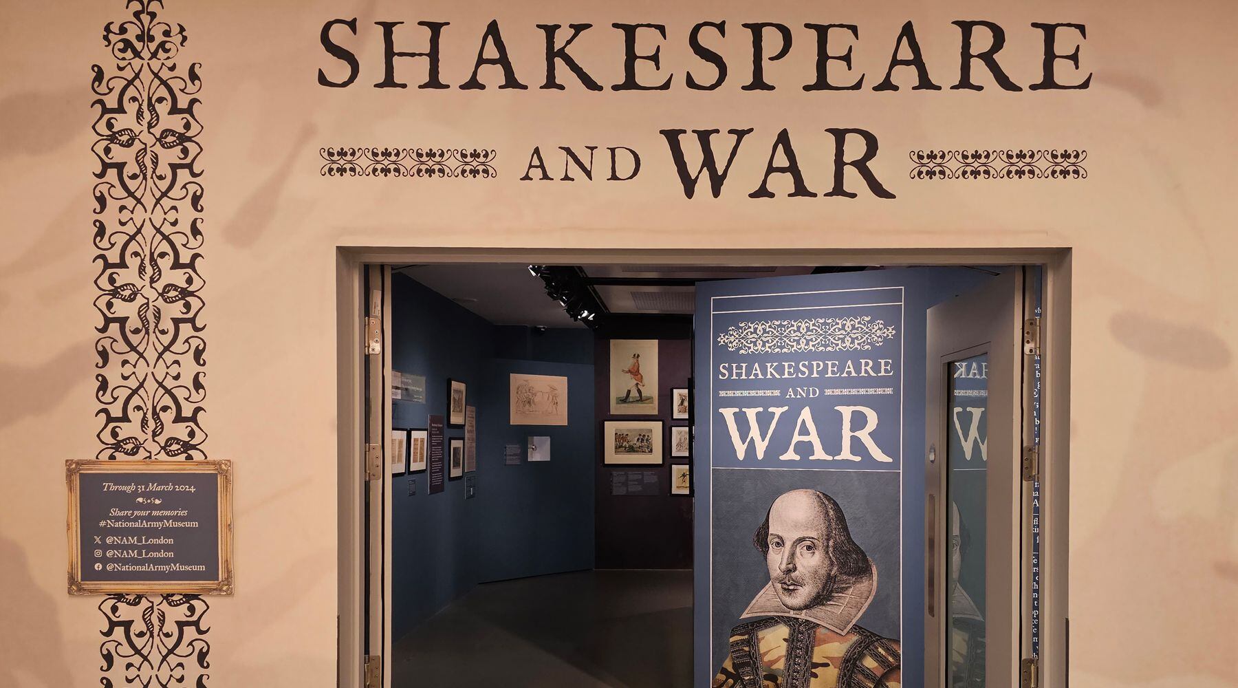 Entrada a la exposición sobre Shakespeare y la guerra.