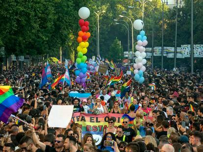 La marcha del Orgullo 2022 avanza por el Paseo del Prado.