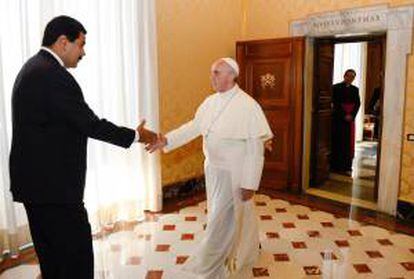 El papa Francisco (d) estrecha la mano del presidente de Venezuela, Nicolás Maduro, durante una audiencia privada celebrada en la Sala del Tronetto en el Vaticano, el 17 de junio de 2013.