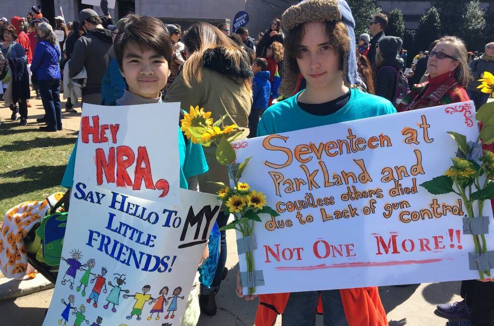 Hayden Bush-Resko, de 13 años, y Oden Weiland, de 14, en la marcha de Washington