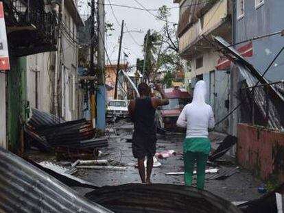 El poderoso huracán María vuelve a categoría 3 mientras pasa junta la República Dominicana