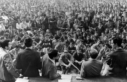 Asamblea de estudiantes en la Universidad de Filosofía de Barcelona, en 1966.