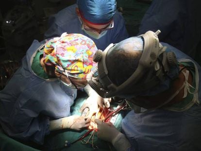 Un trasplante de corazón, en el Hospital Reina Sofía de Córdoba, en 2015.