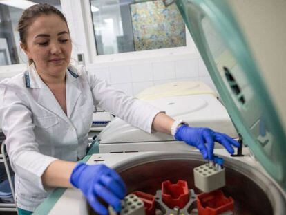Centrifugado de muestras de esperma en una clínica de reproducción asistida de Moscú.