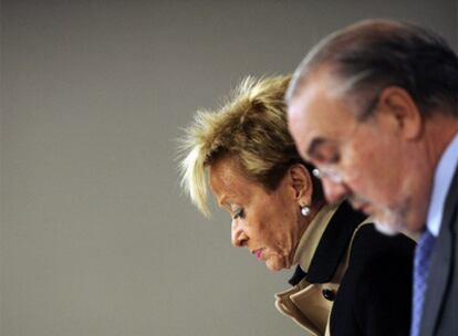 Los dos vicepresidentes del Gobierno, María Teresa Fernández de la Vega y Pedro Solbes, tras el Consejo de Ministros de ayer.