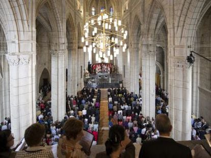 Celebración de una misa en el interior de la Catedral de Santa María de Vitoria.