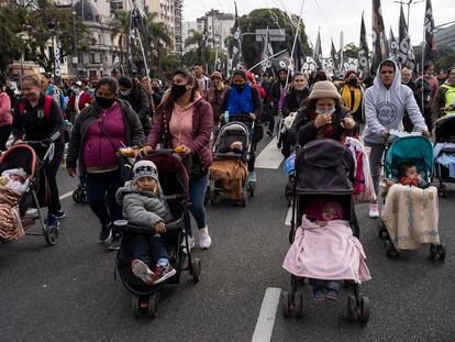 Familias marchan en el centro de Buenos Aires para pedir un aumento de las ayudas estatales.