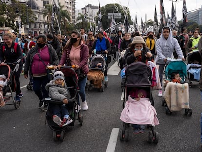 Familias marchan en el centro de Buenos Aires para pedir un aumento de las ayudas estatales.