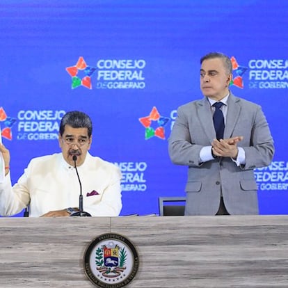 Maduro muestra el mapa acompañado de Jorge Rodríguez, presidente de la asamblea, y por Tarek Saab, fiscal general.