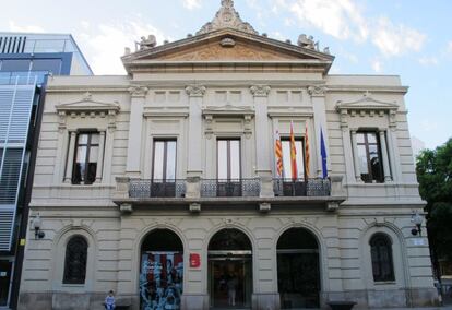 En la plaça Comas se halla la sede del distrito de Les Corts, un palacete de inspiración Beaux-Arts del arquitecto Antoni Rovira (1884).