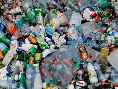 Botellas de plástico en un centro de reciclaje