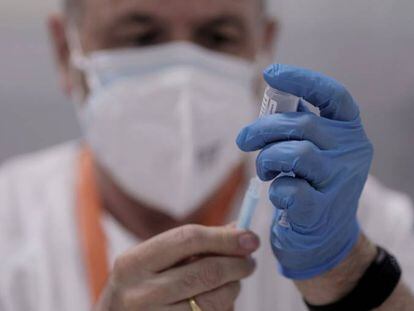 Un sanitario sostiene una vacuna contra el Covid-19 en el Hospital Isabel Zendal, en Madrid.